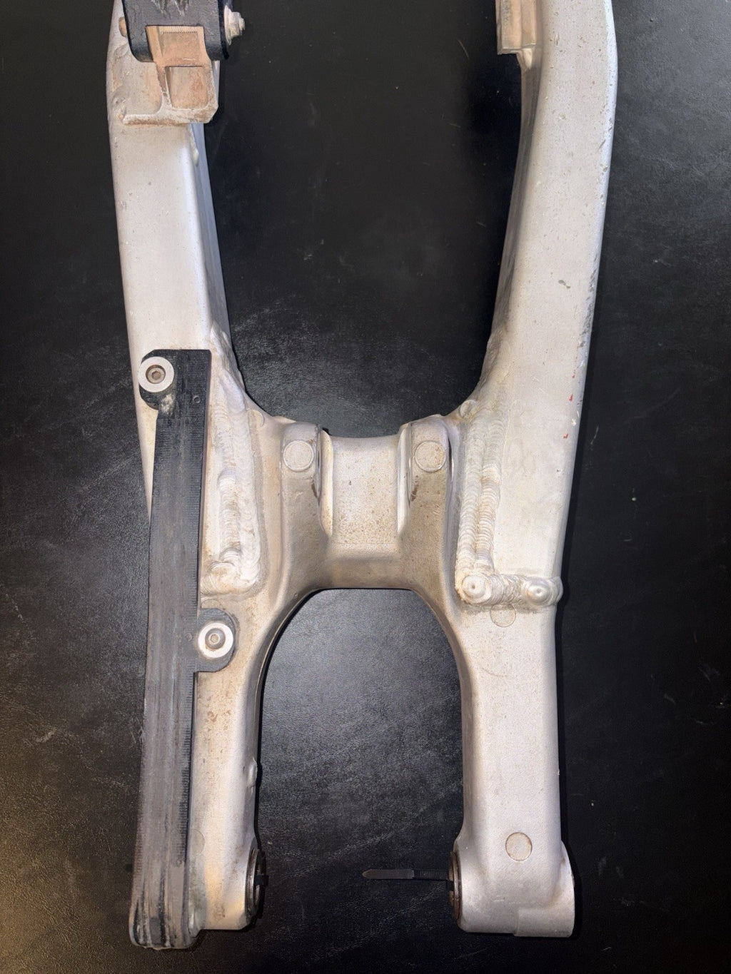 2009 KAWASAKI 09-11 KX450F OEM SWINGARM SWING ARM SUSPENSION PIVOT 33001-0582