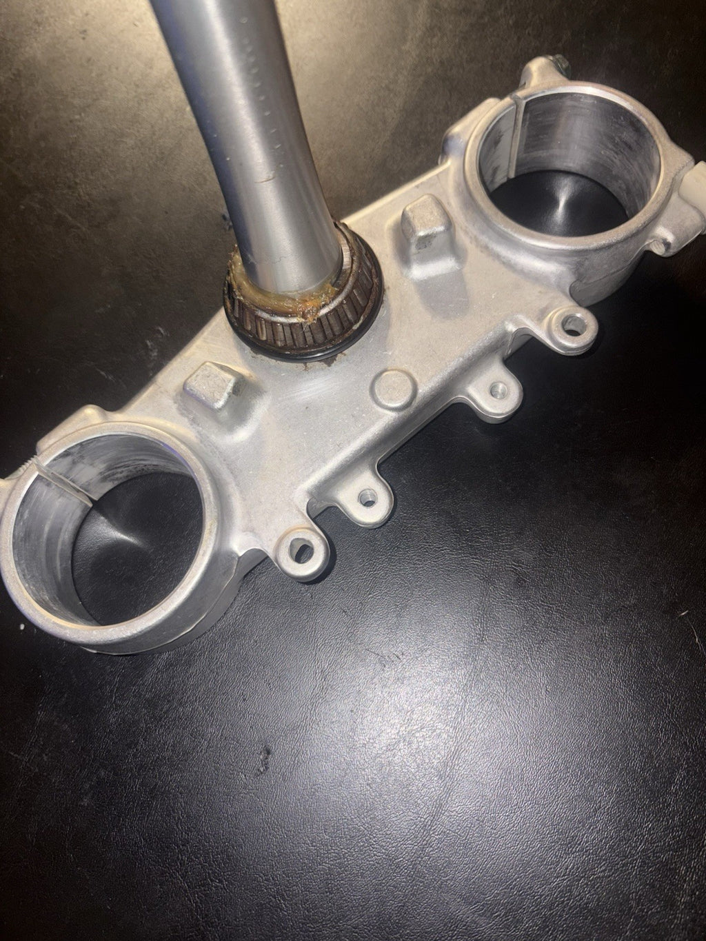 2004 Yamaha YZ450F OEM FRONT FORK LOWER TRIPLE TREE STEM SCOTTS UPPER BAR CLAMP