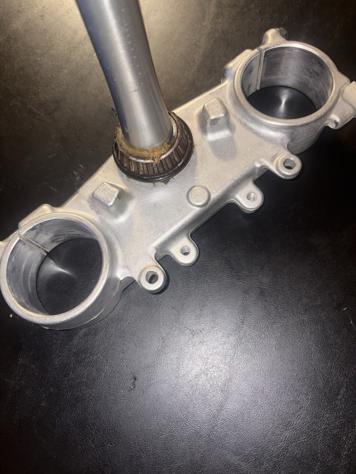 2004 Yamaha YZ450F OEM FRONT FORK LOWER TRIPLE TREE STEM SCOTTS UPPER BAR CLAMP