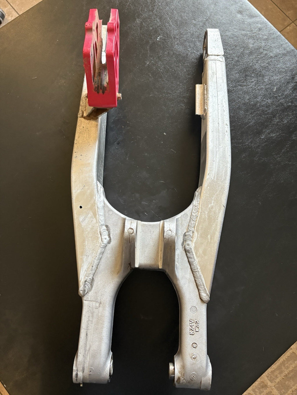 2004 04 CRF450R CRF450 OEM Swingarm Swing Arm Rear Guard Slider Assembly