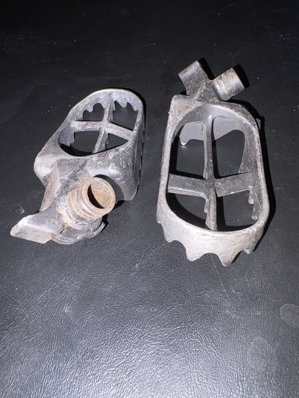 2000 YAMAHA YZ125 YZ 125 OEM LEFT RIGHT FOOT REST PEG BRACKET SET PEGS
