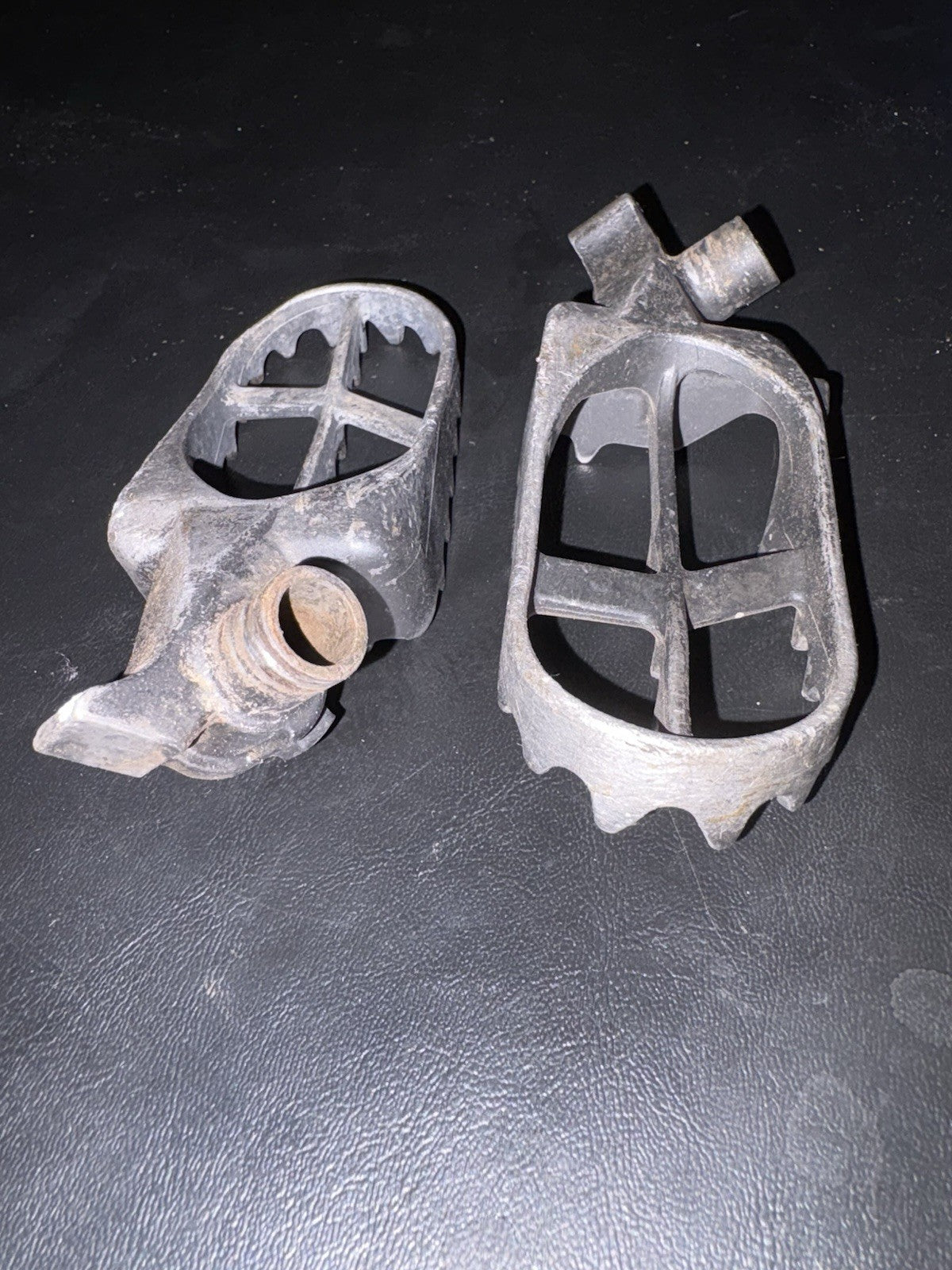 2000 YAMAHA YZ125 YZ 125 OEM LEFT RIGHT FOOT REST PEG BRACKET SET PEGS