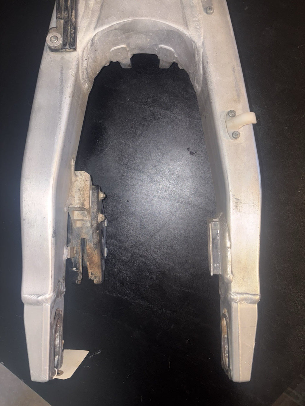 2009 KAWASAKI 09-11 KX450F OEM SWINGARM SWING ARM SUSPENSION PIVOT 33001-0582