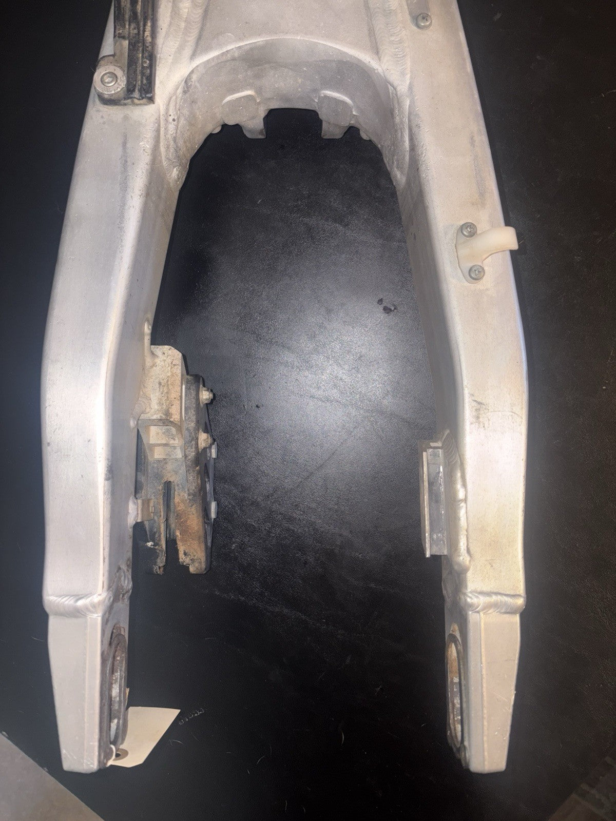 2009 KAWASAKI 09-11 KX450F OEM SWINGARM SWING ARM SUSPENSION PIVOT 33001-0582