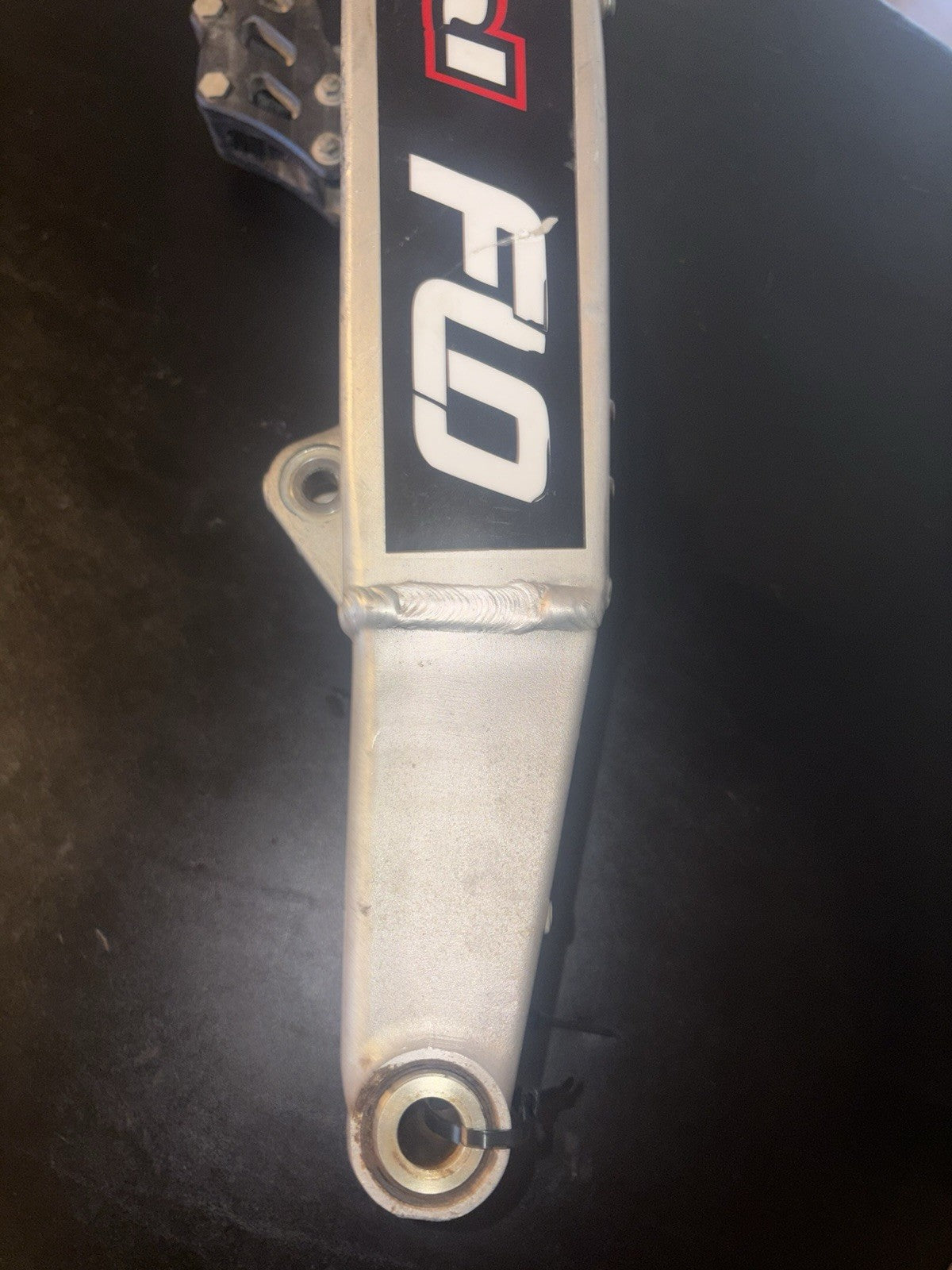 2009 KAWASAKI 09-11 KX450F OEM SWINGARM SWING ARM SUSPENSION PIVOT 33001-0582