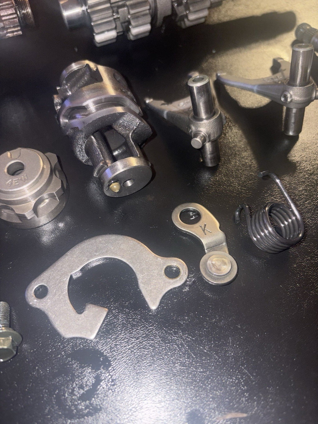 2004 YAMAHA YZ450F OEM TRANSMISSION ASSEMBLY GEARS FORKS SHIFT MECHANISM PAWL