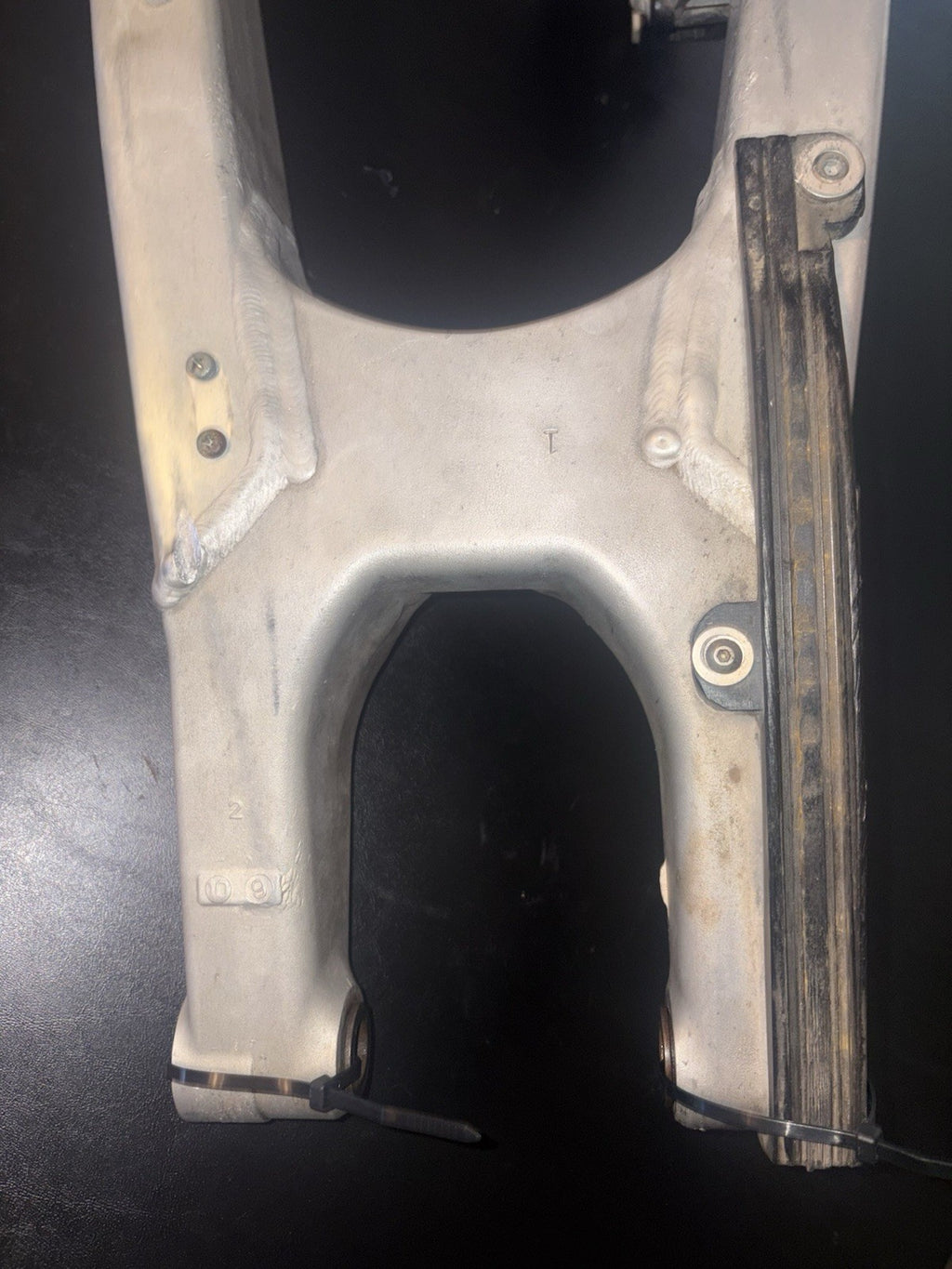 2009 KAWASAKI 09-11 KX450F OEM SWINGARM SWING ARM SUSPENSION PIVOT 33001-0582