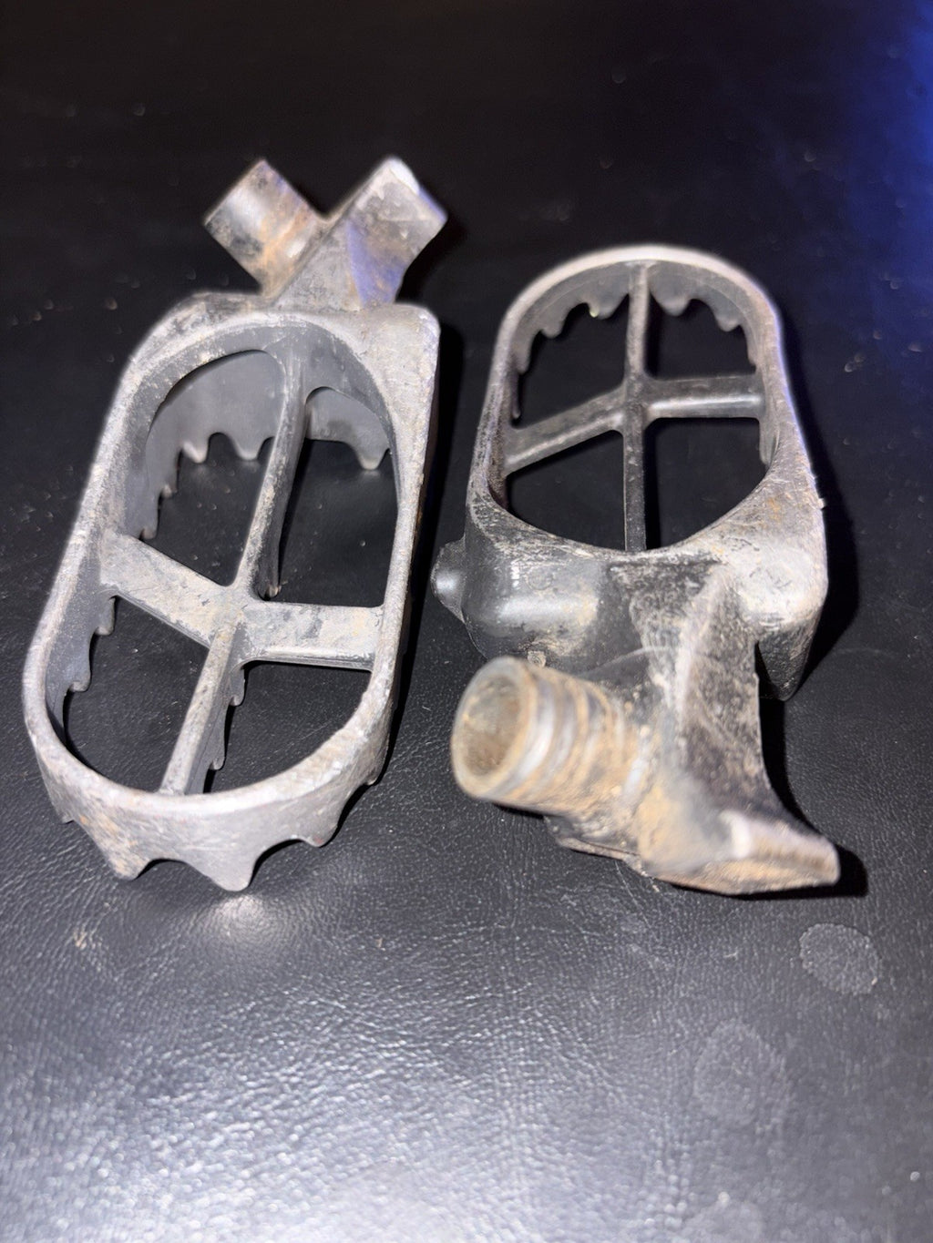 2000 YAMAHA YZ125 YZ 125 OEM LEFT RIGHT FOOT REST PEG BRACKET SET PEGS