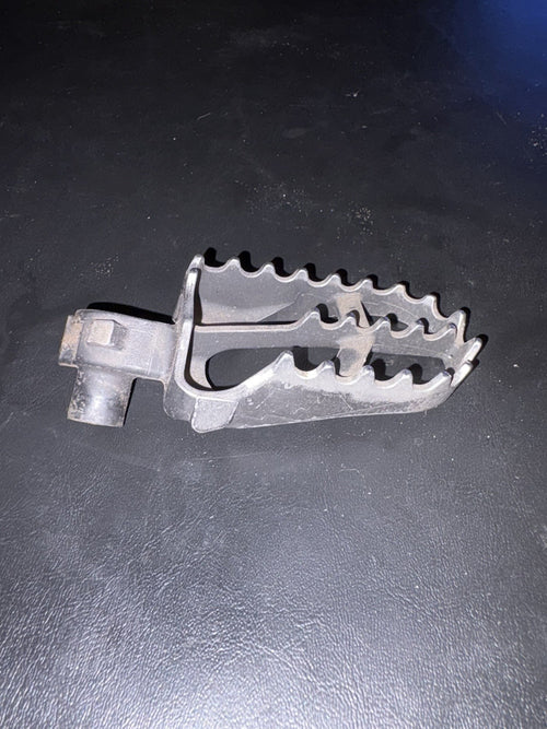 2000 YAMAHA YZ125 YZ 125 OEM LEFT RIGHT FOOT REST PEG BRACKET SET PEGS