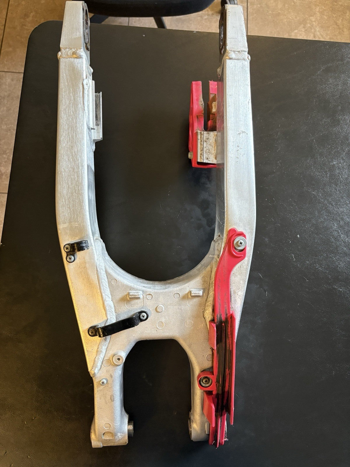 2004 04 CRF450R CRF450 OEM Swingarm Swing Arm Rear Guard Slider Assembly