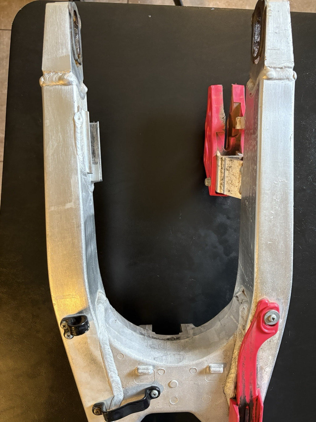 2004 04 CRF450R CRF450 OEM Swingarm Swing Arm Rear Guard Slider Assembly