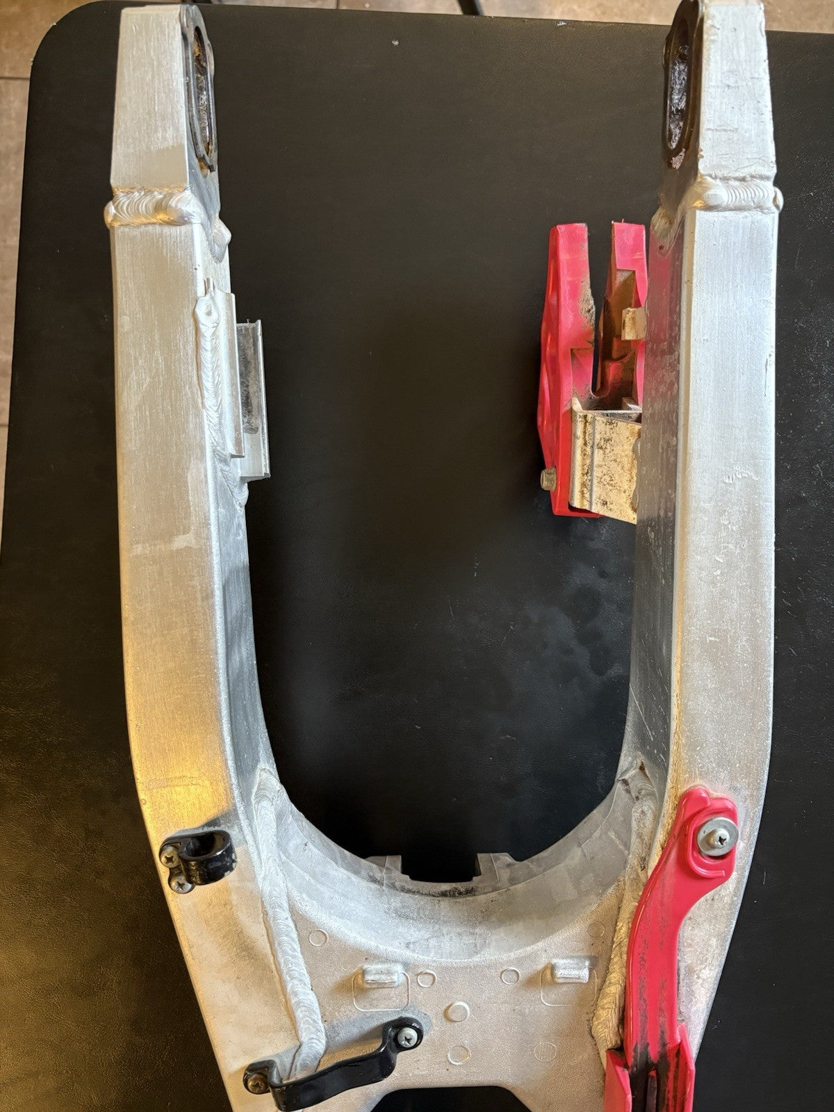 2004 04 CRF450R CRF450 OEM Swingarm Swing Arm Rear Guard Slider Assembly