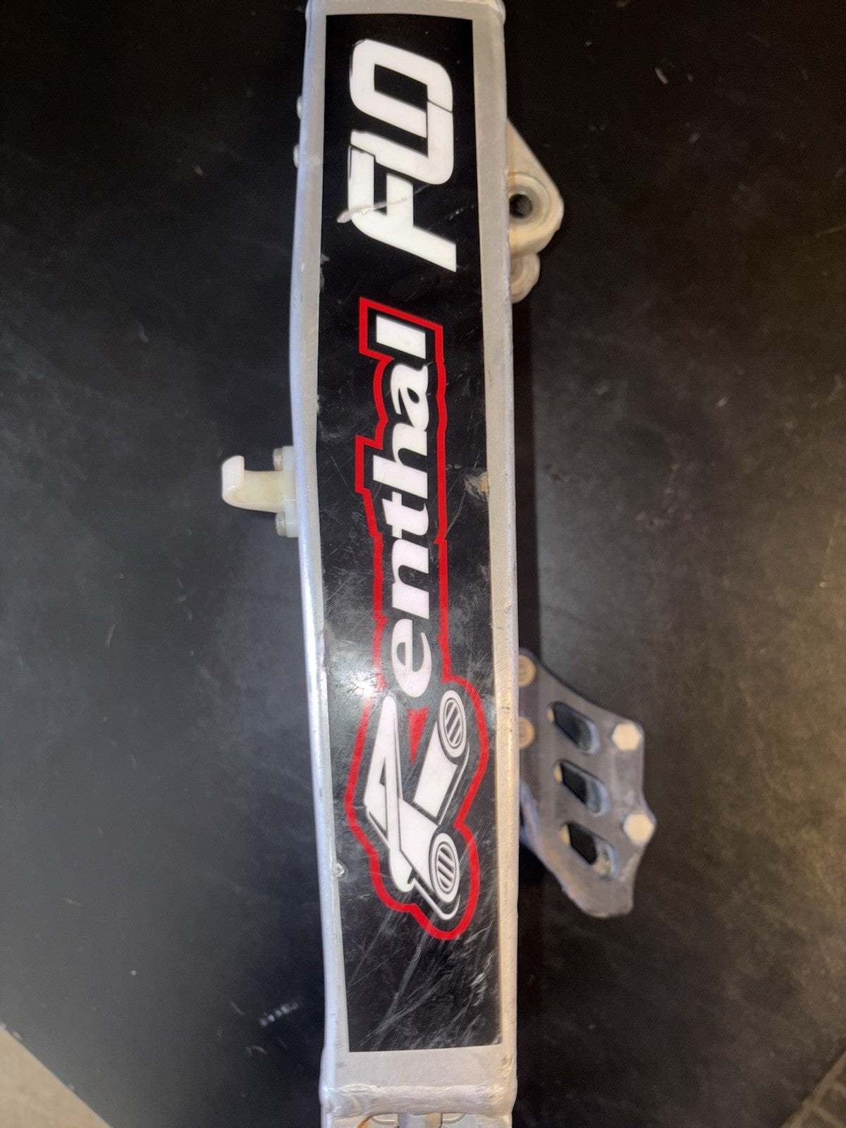2009 KAWASAKI 09-11 KX450F OEM SWINGARM SWING ARM SUSPENSION PIVOT 33001-0582