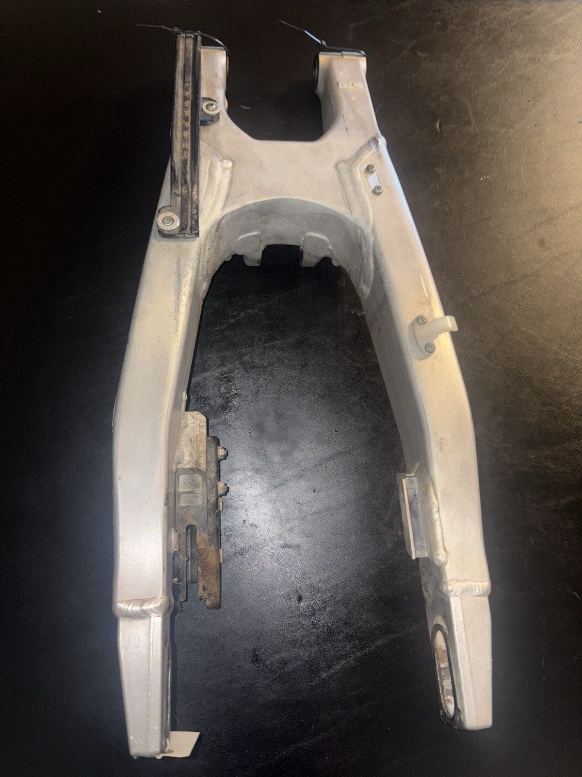 2009 KAWASAKI 09-11 KX450F OEM SWINGARM SWING ARM SUSPENSION PIVOT 33001-0582