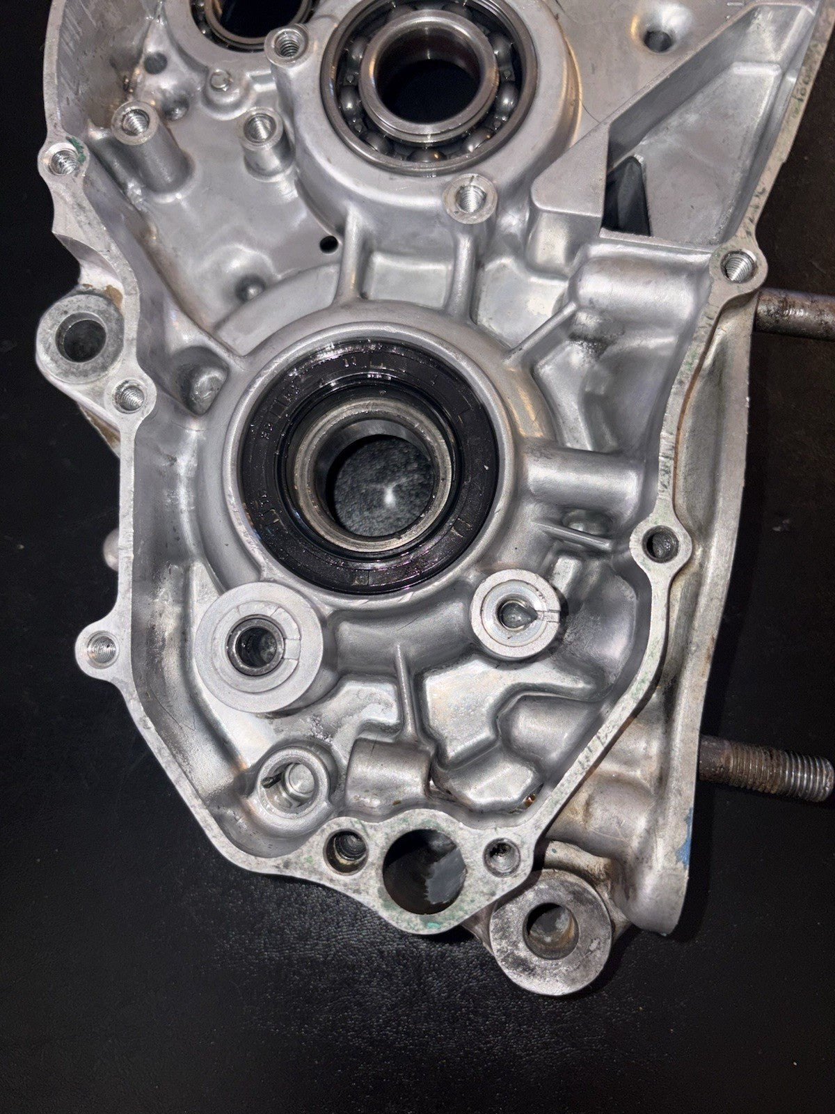 2000 2001 HONDA CR250R OEM RIGHT ENGINE CRANKCASE CRANK CASE *FOR REPAIR