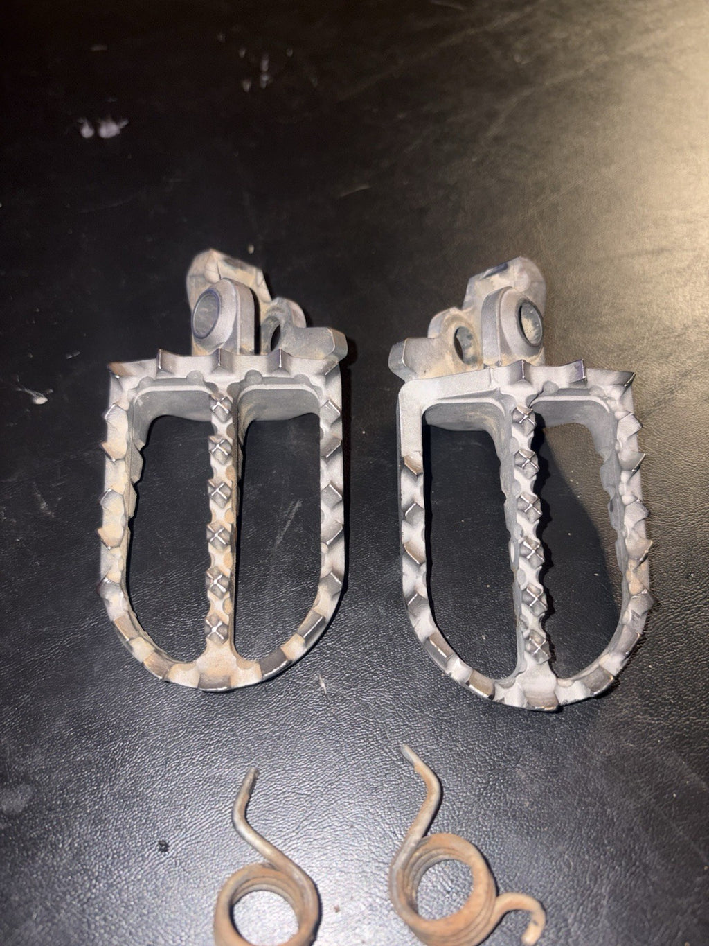 Crf250r Crf450r Cr125r Cr250r White Brothers Wide Foot Pegs Pins Springs